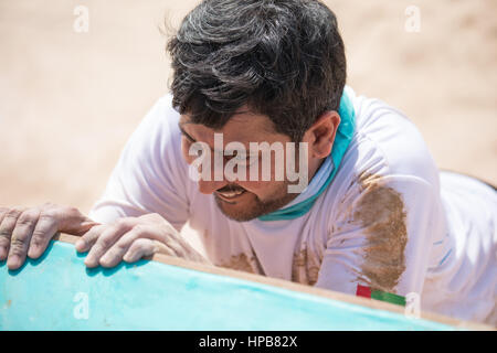 Dubaï, Émirats arabes unis - 10 fév 2017 : participant à l'SandstormDXB race : un obstacle à la concurrence en cours. Banque D'Images