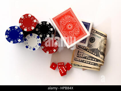Jetons d'argent à partir de cartes dés ci-dessus. Jeu de poker ci-dessus. Close up de jeu de poker. Jetons Casino dice argent cartes isolé sur fond blanc. Banque D'Images