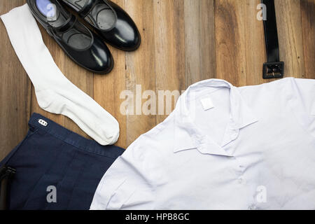 Still Life : Étudiant Thai girl uniforme avec fond de bois sur une vue supérieure Banque D'Images