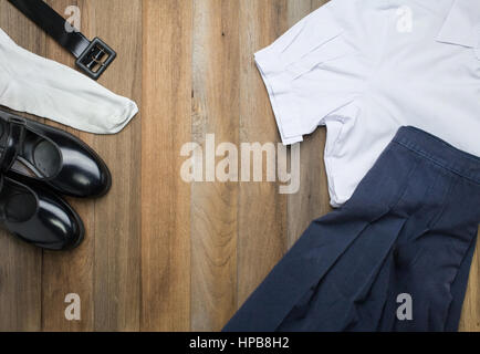 Still Life : Étudiant Thai girl uniforme avec fond de bois sur une vue supérieure Banque D'Images