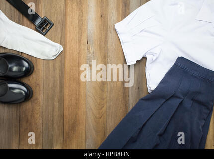 Still Life : Étudiant Thai girl uniforme avec fond de bois sur une vue supérieure Banque D'Images