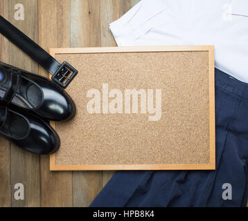 Still Life : Étudiant Thai girl uniforme avec fond de bois sur une vue supérieure Banque D'Images