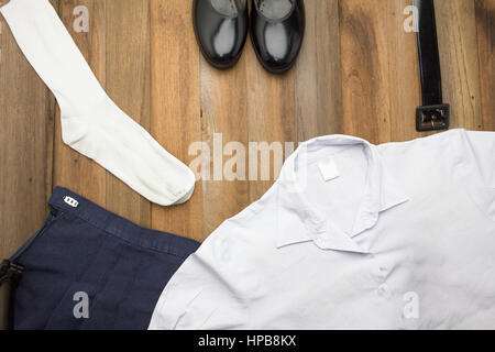 Still Life : Étudiant Thai girl uniforme avec fond de bois sur une vue supérieure Banque D'Images