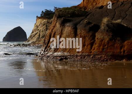 Falaise rocheuse à Cape Kiwanda, Oregon. Banque D'Images