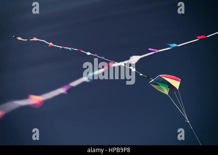 Kites avec une longue queue dans un ciel bleu aux couleurs vintage. Banque D'Images