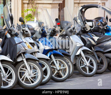 Scooters en stationnement à Rome, Latium, Italie, Europe Banque D'Images