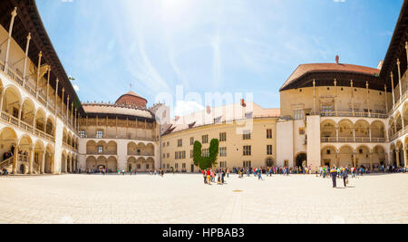 Cracovie, Pologne - 08 juin 2016 : vue panoramique d'un carré au centre du Château Royal de Wawel à Cracovie, Pologne - 08 juin, 2016 Banque D'Images