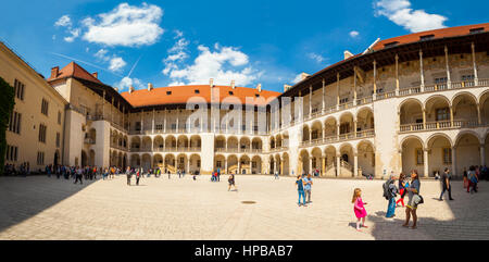 Cracovie, Pologne - 08 juin 2016 : vue panoramique d'un carré au Château Royal de Wawel à Cracovie, Pologne - 08 juin, 2016 Banque D'Images