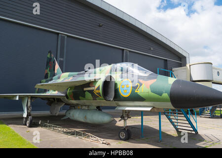 LELYSTAD, Pays-Bas - 15 MAI 2016 : Saab 37 viggen jet à l'extérieur d'un hangar à l'aviodrome aerospace museum Banque D'Images