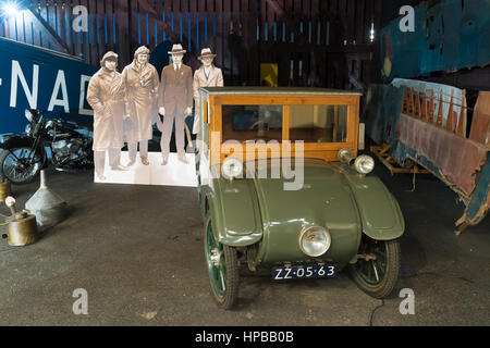 LELYSTAD, Pays-Bas - 15 MAI 2016 : vintage véhicule militaire dans l'aviodrome aerospace museum Banque D'Images