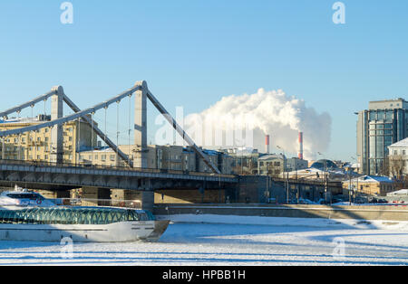 Moscou, Russie - 8 janvier 2017 : le plaisir de la voile sur une rivière gelée sous le pont des structures métalliques, journée d'hiver ensoleillée frosty sur l'arrière-plan Banque D'Images