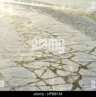 Gelés, recouverts de plaques de glace Moskva, retour allumé photo dans le froid d'hiver ensoleillée journée à Moscou, Russie Banque D'Images