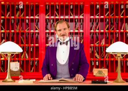 Monsieur Gustave H. (Ralph Fiennes) le légendaire à la réception concierge dans 'The Grand Budapest Hotel' (2014) réalisé par Wes Anderson. Banque D'Images
