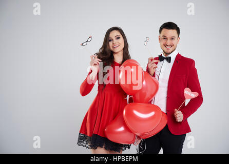 Jeune couple avec accessoires de Valentines Banque D'Images