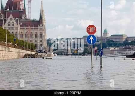 Rue inondée à Budapest Banque D'Images