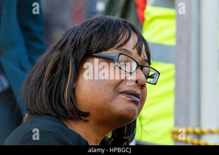 Bristol, UK, 8 août 2016. Diane Abbott MP est illustrée comme elle attend de parler à Jeremy Corbyn partisans lors d'un rassemblement à College Green,Bristol Banque D'Images