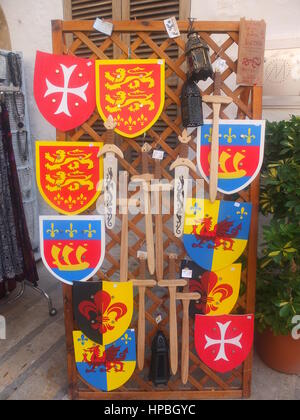 Jouet pour enfants des épées et des boucliers en bois en vente sur un étal à Fira d'Alcudia Alcudia (fair) qui a eu lieu début octobre dans la vieille ville d'Alcudia Mallorca Banque D'Images