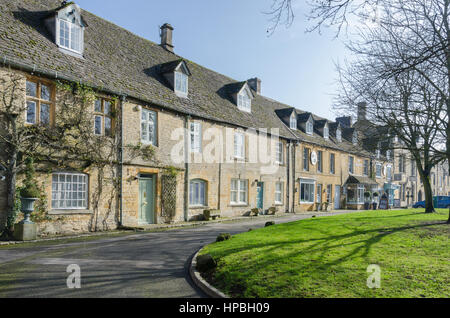 Rangée de cottages en pierre de Cotswold au Market Square à Stow-on-the-Wold dans les Cotswolds Banque D'Images