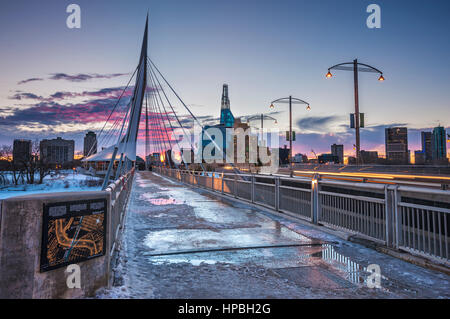 Le pont Provencher et musée des droits de la personne à Winnipeg pendant la nuit Banque D'Images