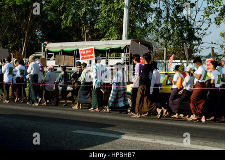 Les manifestants défilant pacifiquement à Yangon. 22 février 2014 - Yangon, Myanmar Banque D'Images