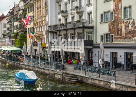 Lucerne, Suisse - 24 mai 2016 : Architecture de Lucerne. Quai de la rivière Reuss, à Lucerne, Suisse. Banque D'Images