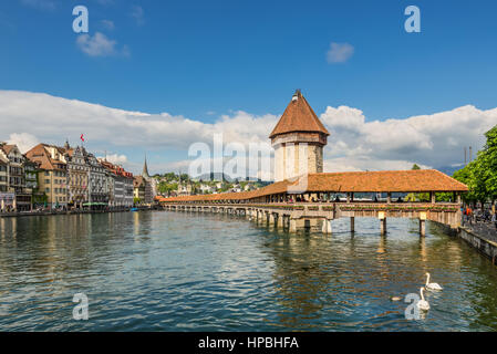 Lucerne, Suisse - 24 mai 2016 : Architecture de Lucerne. Célèbre Pont de la chapelle en bois à Luzern, Suisse. Banque D'Images