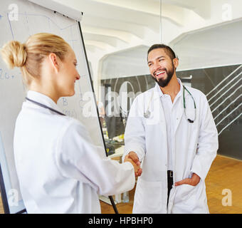 Poignée de main entre médecin et instructeur au cours de séminaire médical Banque D'Images
