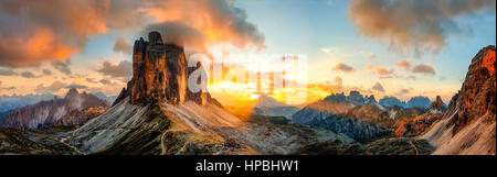 Coucher du soleil panorama de la célèbre Trois Cimes de Lavaredo, Dolomites, Italie Banque D'Images