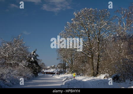 Canal de Basingstoke et congelé dans la neige,la flotte Hampshire. Banque D'Images