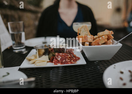 Assiette de charcuterie, de fromage et de parmesan, de salami et de chèvre. Banque D'Images