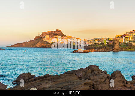 Avis de Castelsardo au coucher du soleil, golfe Asinara, Sassari, Sardaigne, Italie Banque D'Images