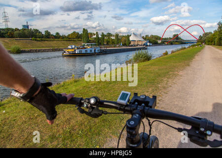 Randonnée à vélo le long du canal de Rhine-Herne à Gelsenkirchen, en face du parc Nordstern, Emscherpark, Allemagne, Banque D'Images