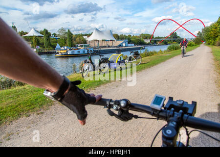 Randonnée à vélo le long du canal de Rhine-Herne à Gelsenkirchen, en face du parc Nordstern, Emscherpark, Allemagne, Banque D'Images