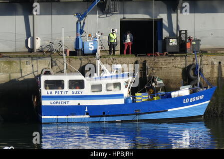 Lorient, France - 16 décembre 2016 : Bleu bateau de pêche le long du quai au port de pêche de Lorient, Bretagne France. Banque D'Images