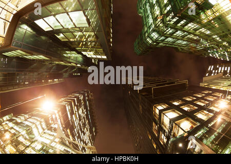 Fish eye view angle faible de bureaux la nuit Banque D'Images