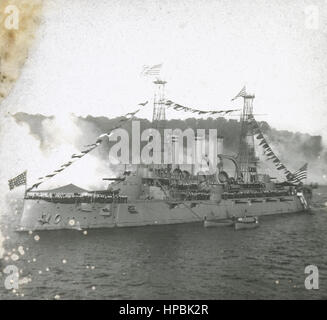 Photographie, c1910 anciens US Navy croiseur cuirassé à port, battant pavillon de beaupré 46 étoiles la photo qui date du 4 juillet 1908 au 3 juillet 1912. Le croiseur cuirassé était un type de navire de guerre de la fin du xixe et au début du xxe siècle. SOURCE : PHOTOGRAPHIC POSITIVE. Banque D'Images