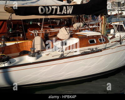 AJAXNETPHOTO. 4ème octobre, 2016. CANNES, FRANCE. - RACE - LE YACHT YACHT OUTLAW CONÇU PAR ILLINGWORTH ET PRIMROSE POUR JOURNAL DAILY EXPRESS BARON Max AITKEN, a couru dans le GBR 1963 gagnante de l'équipe de l'ADMIRAL'S CUP. PHOTO:JONATHAN EASTLAND/AJAX REF:G160710 6389 Banque D'Images