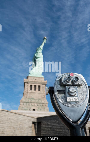 Télescope spectateur tour qui ressemble à un visage en face de la Statue de la liberté sur Liberty Island, New York. Statue de la liberté est d'un haut Banque D'Images