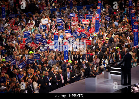 Gouverneur de l'Indiana Mike Pence parle à l'intérieur de la Convention nationale républicaine le 20 juillet 2016. Cleveland, Ohio, United States. Banque D'Images