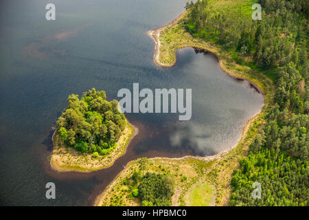 Paysage du lac, occidentale, la réflexion dans l'eau, l'île boisée, Leśnice, côte de la mer Baltique, Pomorskie, Pologne Banque D'Images