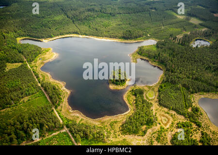 Paysage du lac, occidentale, la réflexion dans l'eau, l'île boisée, Leśnice, côte de la mer Baltique, Pomorskie, Pologne Banque D'Images