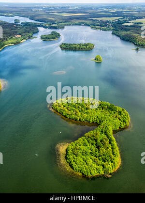 Paysage du lac, occidentale, la réflexion dans l'eau, l'île boisée, Leśnice, côte de la mer Baltique, Pomorskie, Pologne Banque D'Images