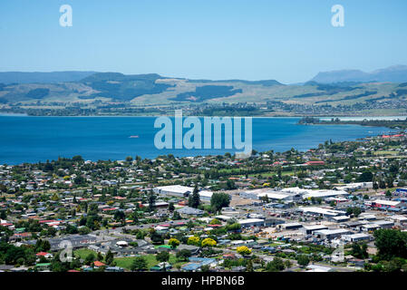 Vue sur le lac et la ville de Rotorua en Nouvelle Zélande, île du Nord Banque D'Images