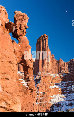 Le Titan Tower et verseuse en charge Windows, partie de la Fisher Towers rock formations près de Moab, Utah Banque D'Images