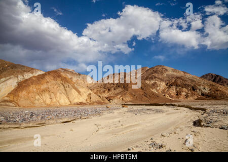 Les nuages flottant au-dessus de montagnes, la Death Valley National Park, California, USA Banque D'Images