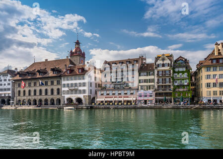 Lucerne, Suisse - 24 mai 2016 : Architecture de Lucerne. Vue de l'ancienne ville de Lucerne sur la Reuss, en Suisse. Banque D'Images