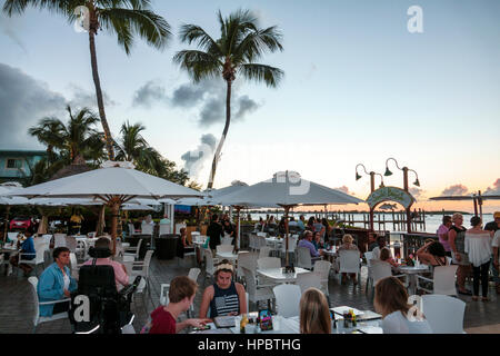 Florida Upper Key Largo Florida Keys, Snook's Bay Waterside Restaurant & Grand Tiki, restaurant restaurants restaurants repas manger dehors café cafés bistrot, wat Banque D'Images