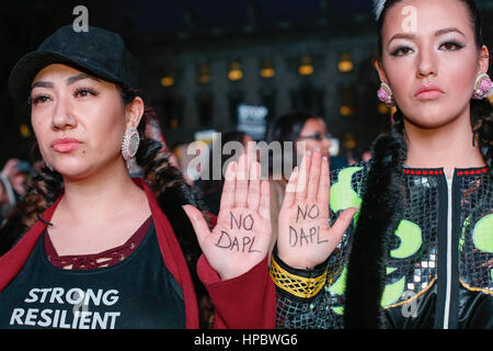 Londres, Royaume-Uni. 20 février 2017 Londres GB Stand jusqu'à'Atout défendre deux femmes migrants y holding hands up en protestation à la manifestation à l'extérieur de la Maison du Parlement, sur la place du parlement Crédit : Brian Southam/Alamy Live News Banque D'Images