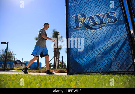 Port Charlotte, en Floride, aux États-Unis. 12 Février, 2017. Vous VRAGOVIC | fois.Rays de Tampa Bay Ryan LHP Yarbrough entre dans le club-house après un entraînement informel sur jour de déclaration pour les lanceurs et les rayons sacs à l'entraînement de printemps, à Charlotte Sports Park à Port Charlotte, en Floride, le Dimanche, Février 12, 2017. Credit : Vragovic/Tampa Bay Times/ZUMA/Alamy Fil Live News Banque D'Images