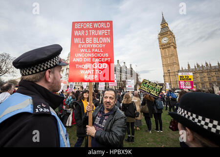 Londres, Royaume-Uni. 20 Février, 2017. Un théoricien de la conspiration dans les foules pendant les manifestations anti-Trump. Anti-Trump manifestations à Westminster comme députés débat au Parlement que le Président Donald Trump devraient bénéficier d'une visite d'Etat en Grande-Bretagne © Guy Josse/Alamy Live News Banque D'Images